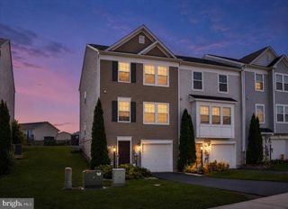 87 KENSINGTON TER, Martinsburg, WV 25405