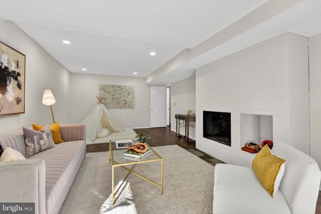 11560 LINKS DR, Reston, VA 20190