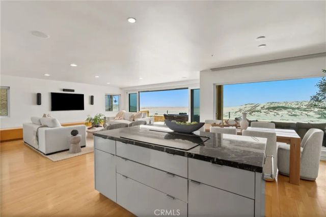 1554 E Oceanfront, Newport Beach, CA 92661