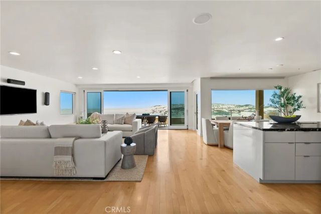 1554 E Oceanfront, Newport Beach, CA 92661