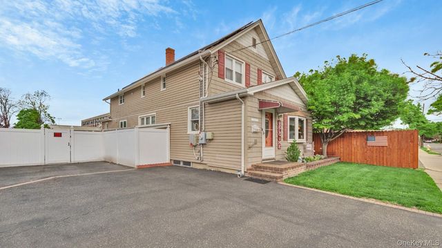 93 Grant Avenue, Farmingdale, NY 11735
