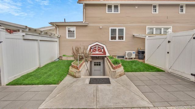 93 Grant Avenue, Farmingdale, NY 11735