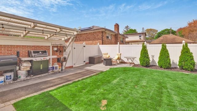 93 Grant Avenue, Farmingdale, NY 11735