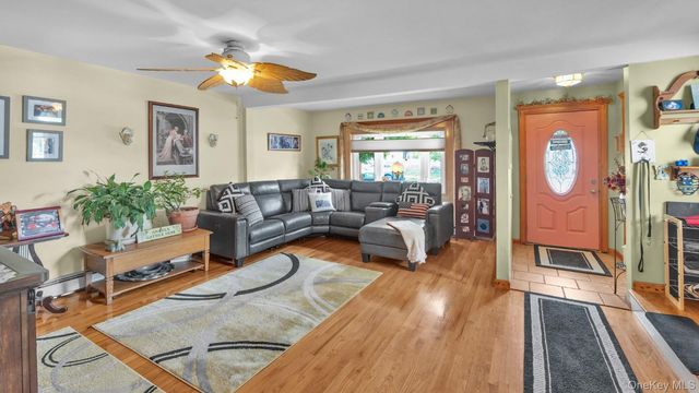 93 Grant Avenue, Farmingdale, NY 11735