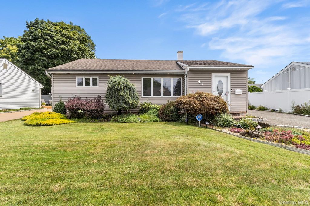 42 Stewart Avenue, Bethpage, NY 11714 — photo 2