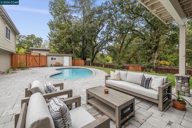 50 Vista Ln, Alamo, CA 94507