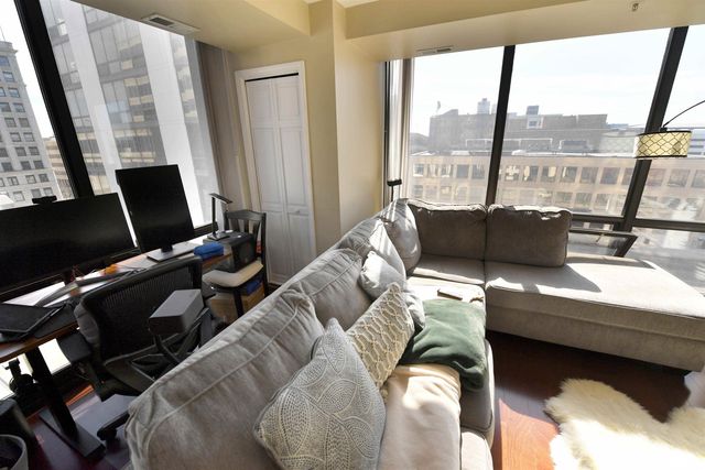 125 SW JEFFERSON Avenue W6E, Peoria, IL 61602