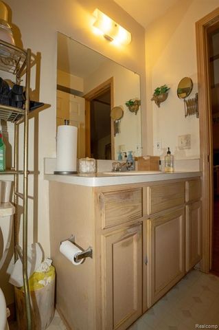 4044 Heatherwood Court, Warren, MI 48092