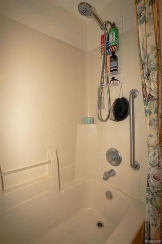 4044 Heatherwood Court, Warren, MI 48092