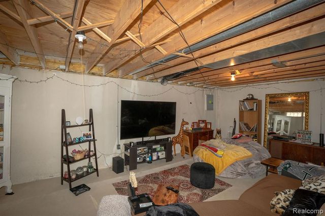 4044 Heatherwood Court, Warren, MI 48092