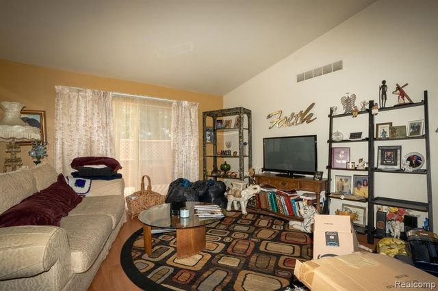 4044 Heatherwood Court, Warren, MI 48092