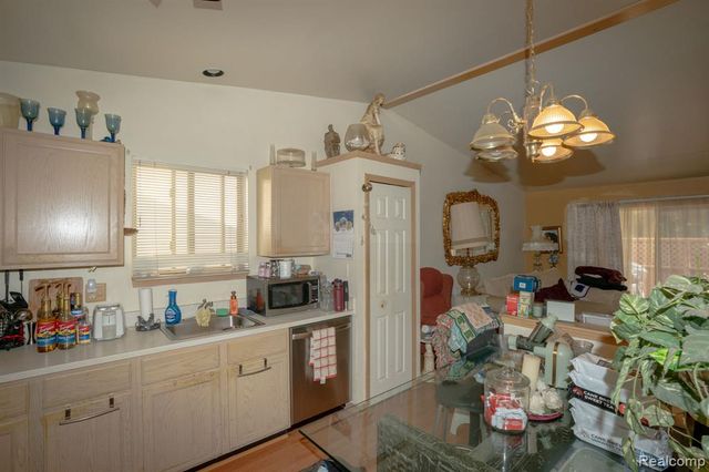 4044 Heatherwood Court, Warren, MI 48092