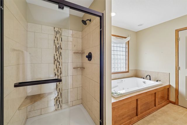 15419 Northview Drive, Urbandale, IA 50323