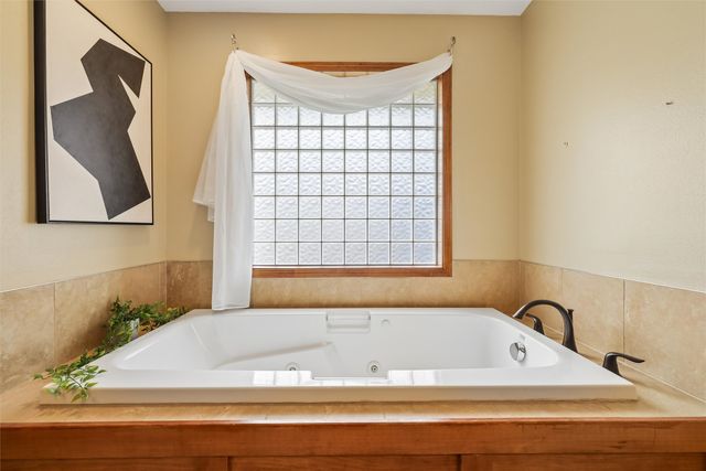 15419 Northview Drive, Urbandale, IA 50323