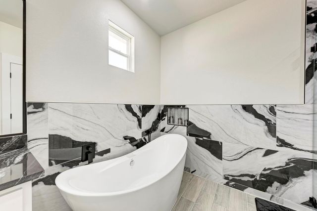 116 Mokulua LN, Bastrop, TX 78602