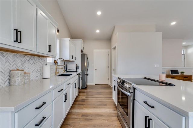 422 W Tuscany Dr, Andover, KS 67002