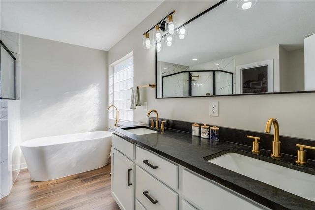 422 W Tuscany Dr, Andover, KS 67002