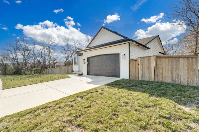 422 W Tuscany Dr, Andover, KS 67002