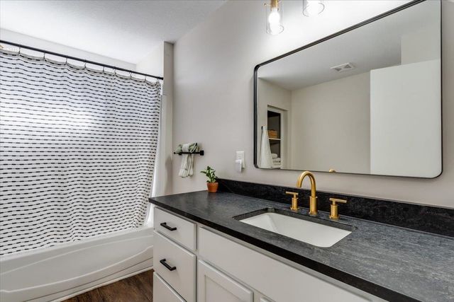 422 W Tuscany Dr, Andover, KS 67002