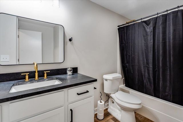 422 W Tuscany Dr, Andover, KS 67002