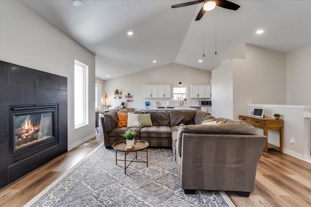 422 W Tuscany Dr, Andover, KS 67002