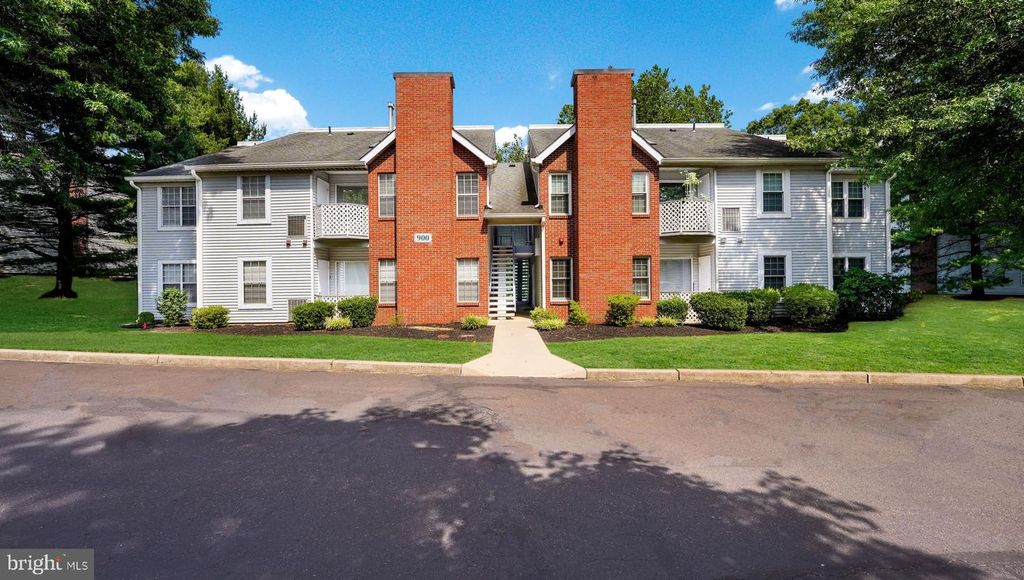 907 DIAMOND DR, Newtown, PA 18940