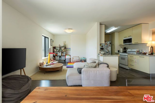 2121 Beloit Avenue 301, Los Angeles, CA 90025