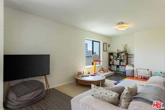 2121 Beloit Avenue 301, Los Angeles, CA 90025