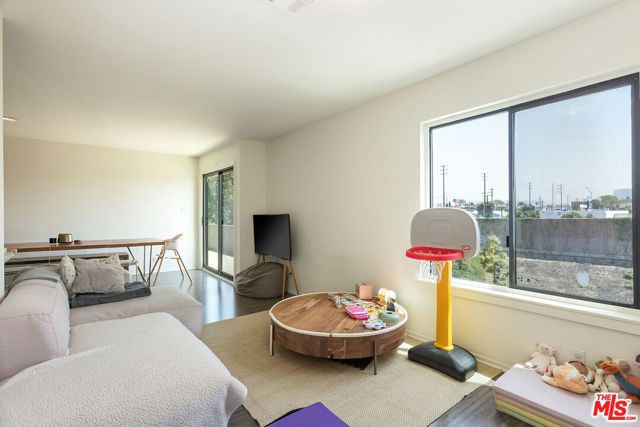 2121 Beloit Avenue 301, Los Angeles, CA 90025