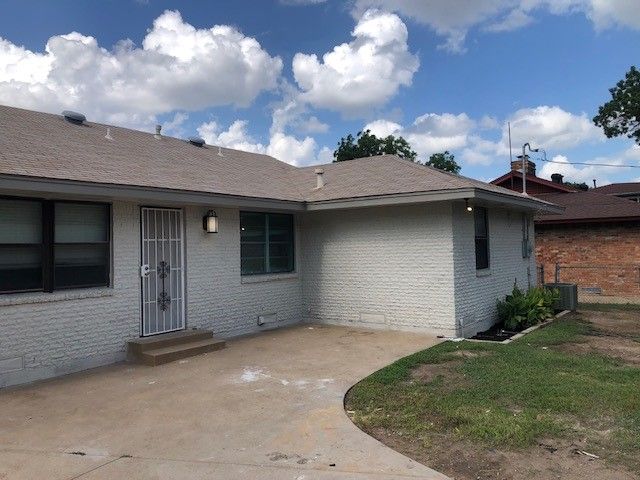 832 Highland Oaks Drive, Dallas, TX 75232