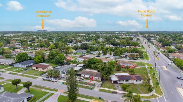 701 NW 176th Ter, Miami Gardens, FL 33169