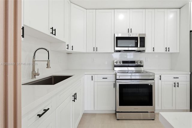 701 NW 176th Ter, Miami Gardens, FL 33169