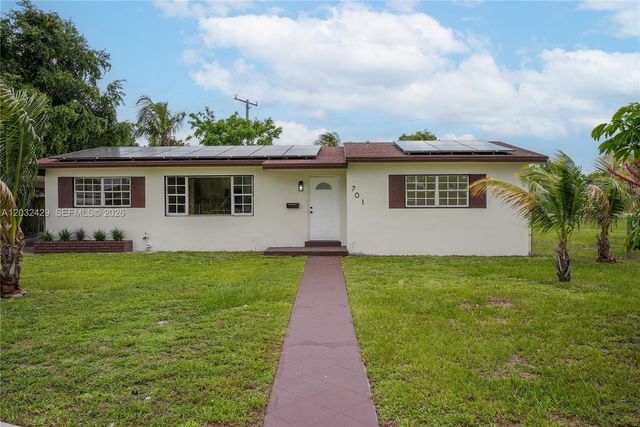 701 NW 176th Ter, Miami Gardens, FL 33169