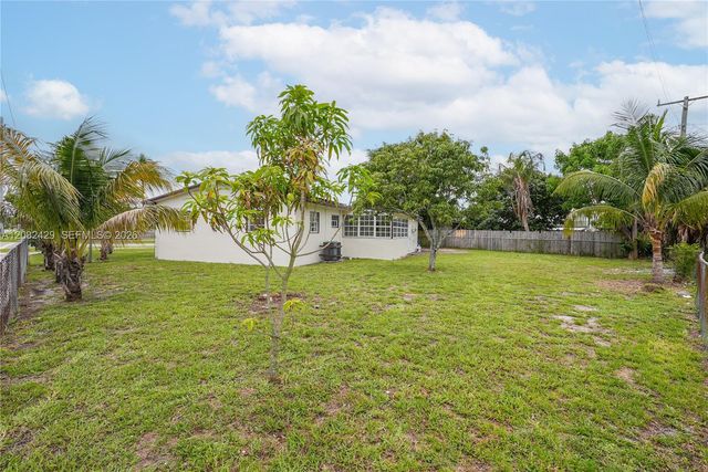 701 NW 176th Ter, Miami Gardens, FL 33169