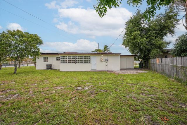 701 NW 176th Ter, Miami Gardens, FL 33169