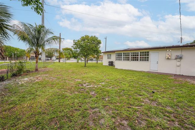 701 NW 176th Ter, Miami Gardens, FL 33169