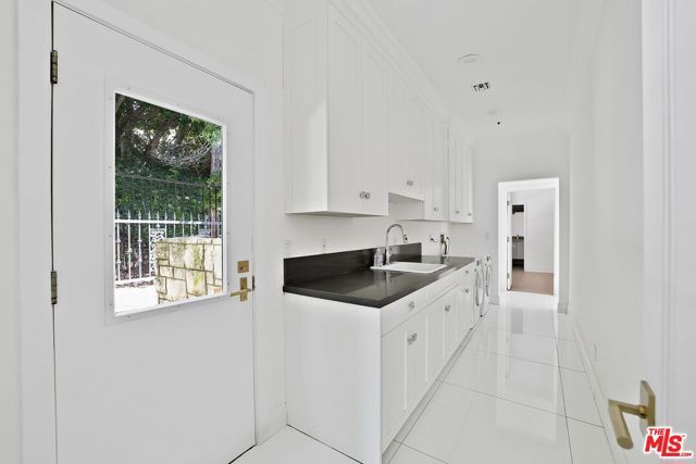 2387 Stratford Circle, Los Angeles, CA 90077