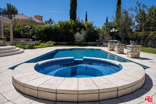 2387 Stratford Circle, Los Angeles, CA 90077