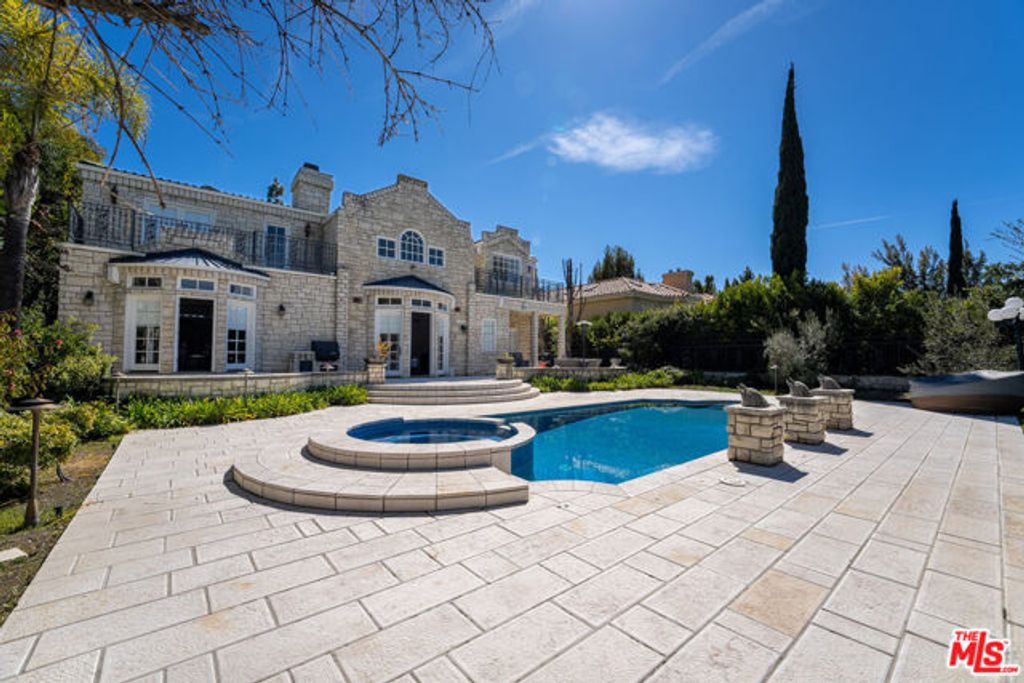 2387 Stratford Circle, Los Angeles, CA 90077