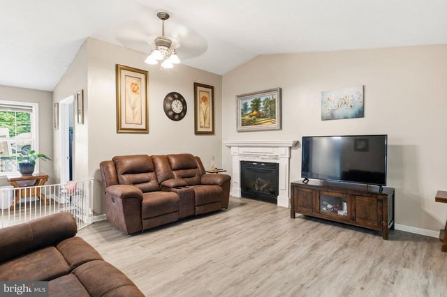 900 ENFIELD DR, Winchester, VA 22602