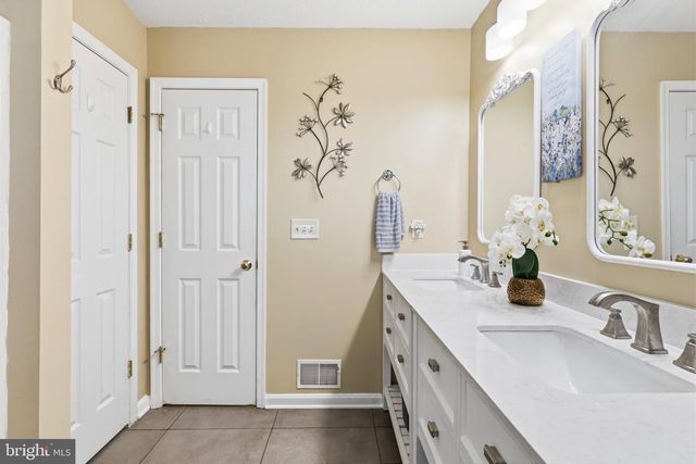 900 ENFIELD DR, Winchester, VA 22602