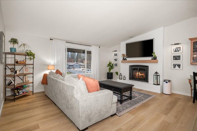 513 E Silver Pines Ct, Colbert, WA 99005