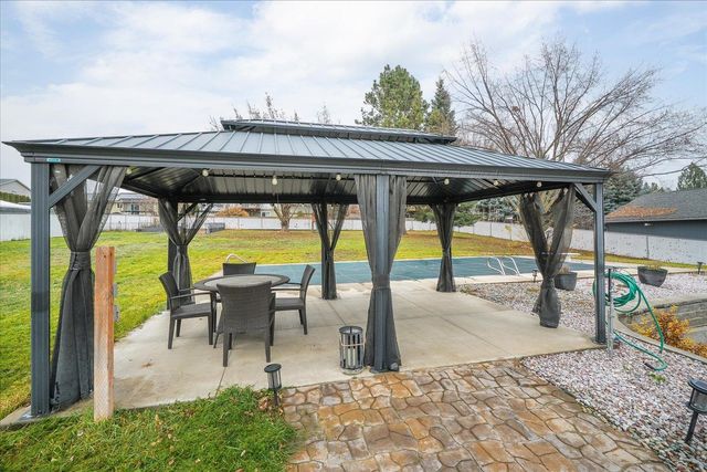 513 E Silver Pines Ct, Colbert, WA 99005