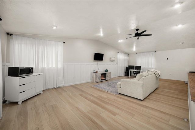 513 E Silver Pines Ct, Colbert, WA 99005