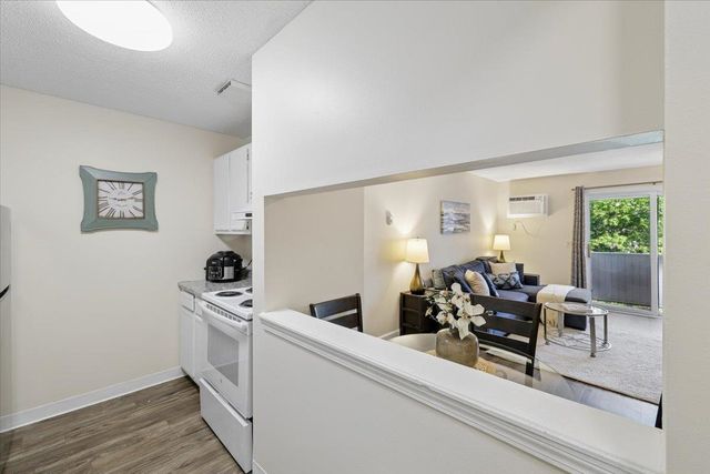 132 Eastern Ave Apt 302, Manchester, NH 03104