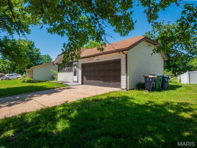 12053 La Padera Lane, Florissant, MO 63033