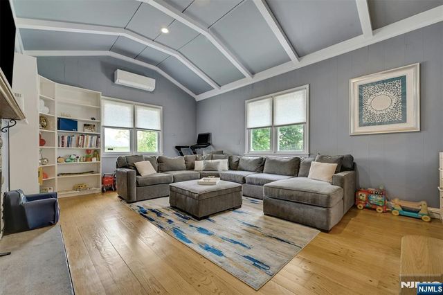 917 E Lawn Drive, Teaneck, NJ 07666