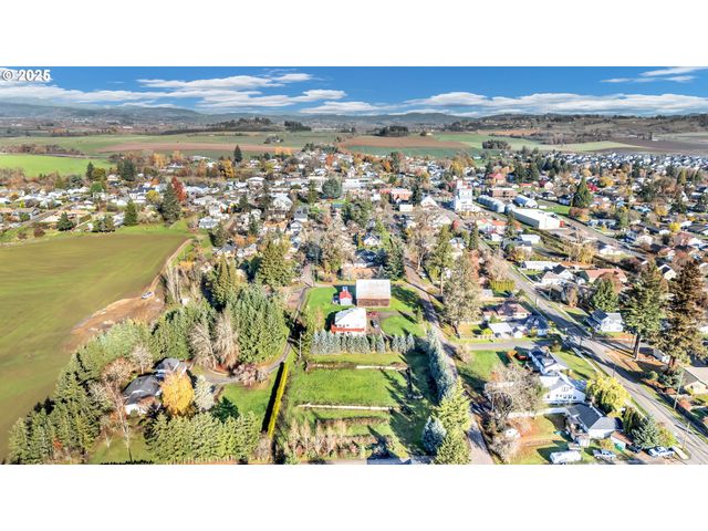 601 S PARK St, Carlton, OR 97111