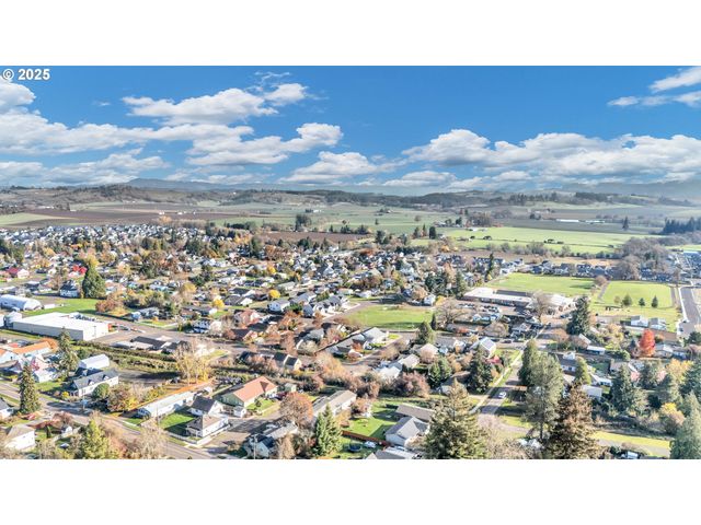 601 S PARK St, Carlton, OR 97111