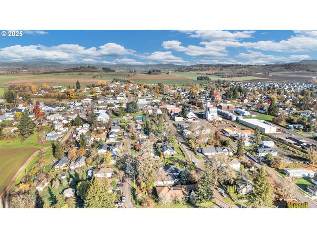 601 S PARK St, Carlton, OR 97111